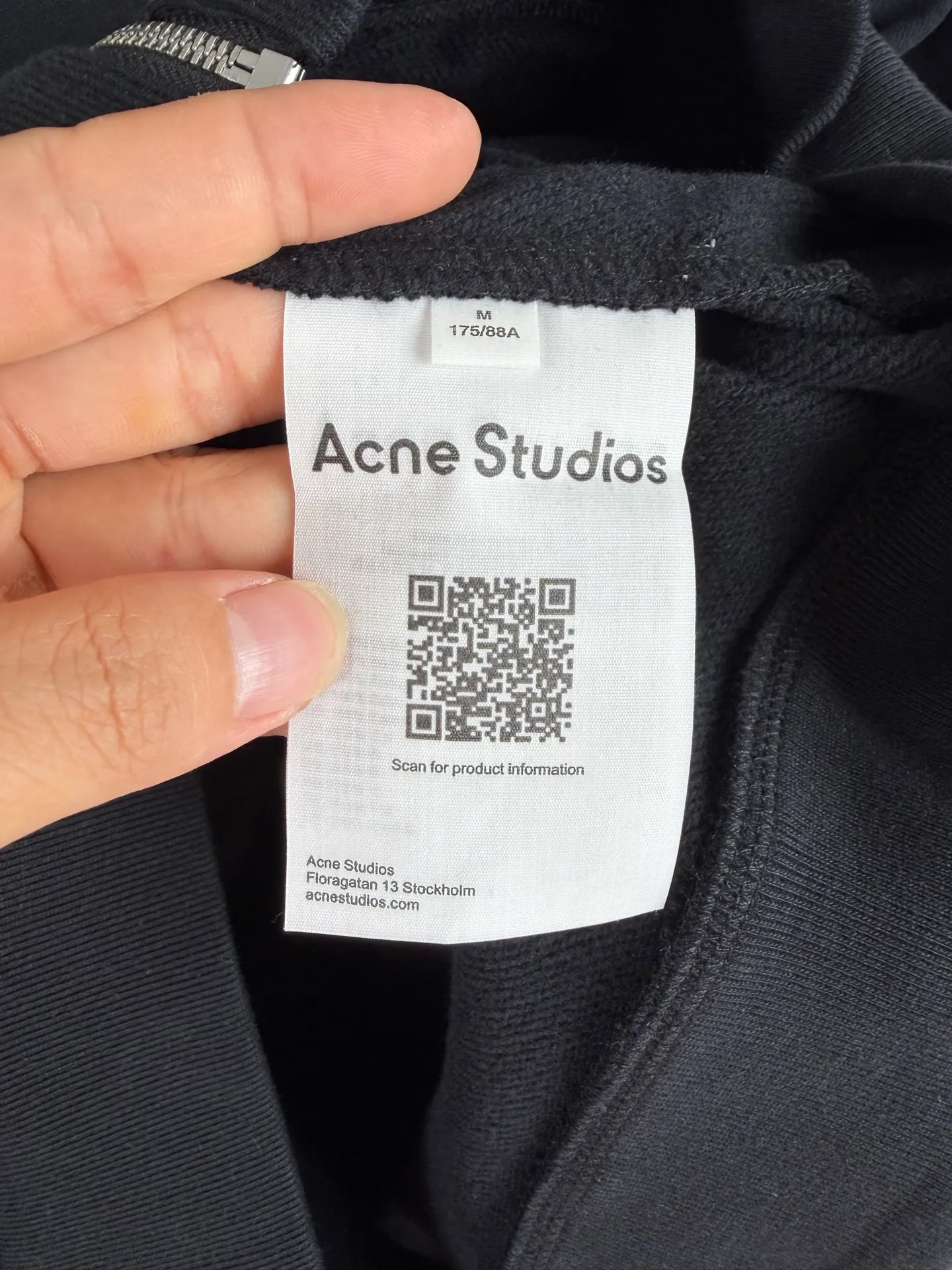ACNE Studios embroidered logo zipper jacket. Customized cloud velvet double-ply soft cotton. Draped and crisp. The cloud is soft and skin-friendly. It is as quiet and melancholy as the deep sea mist blue. It smudges a collection-level luxury and elegance in silence. The echoing floral embroidery logo on the front and back is embroidered with fine silk thread to create the unique luxury logo totem of Acne Studios. It inherits the minimalist core of Scandinavia and integrates the edge of Retro street trend. The half-zip stand-up collar has a neat and elegant silhouette, redefining the style and aura of light luxury wear. Process 1: Using imported machine embroidery technology, using advanced computer control systems and precision mechanical components to realize the Acne Studios logo work with high precision and smooth and delicate lines. Process 2: The fabrics have been fermented and washed for better hand feel and texture. Not easy to deform, not easy to shrink, not easy to fade, and maintain long-term beauty. Accessories: Customized 1:1 Acne zipper Customized 1:1 Acne trademark Fit: Loose fit Size: S M L XL